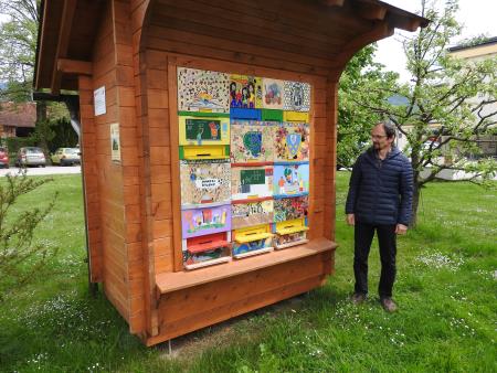 Učni čebelnjak na vrtu pred osnovno šolo v Cerkljah